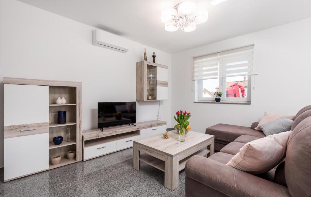 Amazing Home In Kastav With 3 Bedrooms And Wifi photo 1