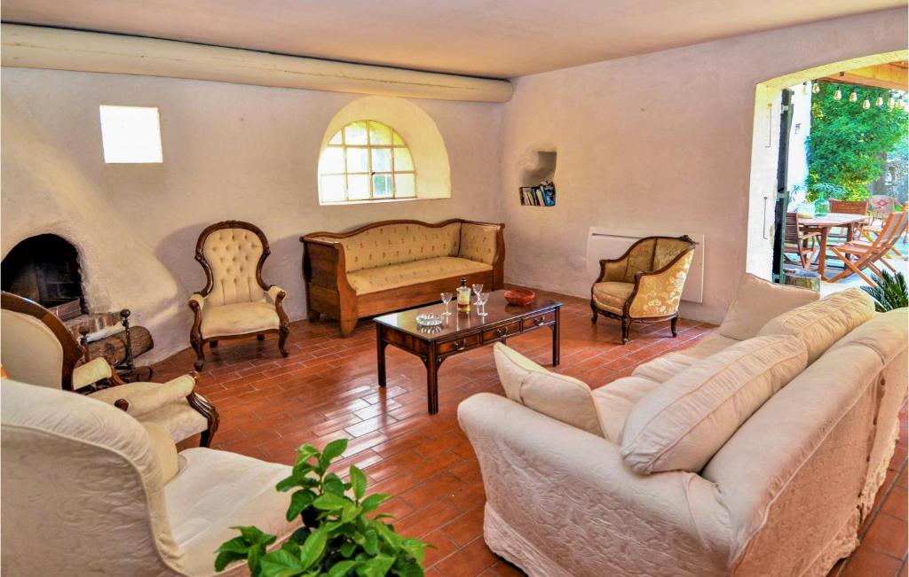 Nice Home In Mornas With 6 Bedrooms, Wifi And Private Swimming Pool photo 2