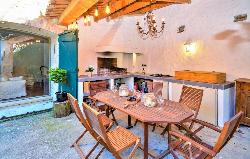 Nice Home In Mornas With 6 Bedrooms, Wifi And Private Swimming Pool photo 3