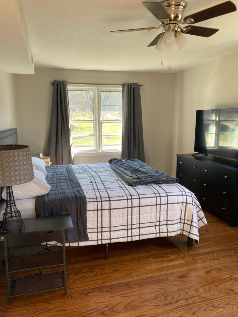 Hiker's Retreat modern 3 bedroom home with 2 baths