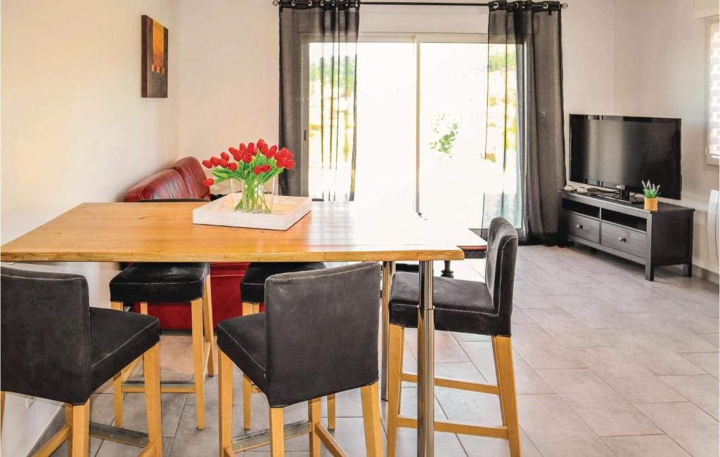 Stunning Home In Saint Sernin With 6 Bedrooms, Wifi And Private Swimming Pool photo 3