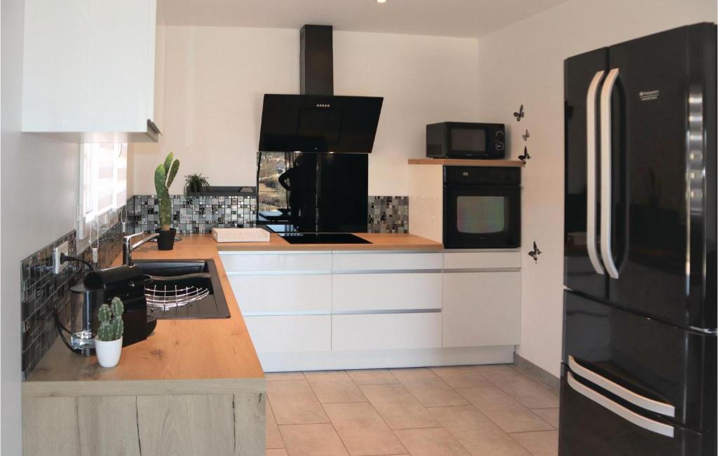 Stunning Home In Saint Sernin With 6 Bedrooms, Wifi And Private Swimming Pool photo 4