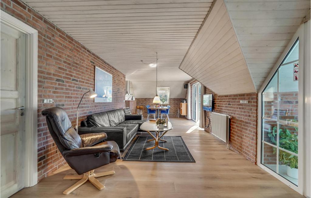 Beautiful Home In Ringkbing With 5 Bedrooms, Sauna And Indoor Swimming Pool photo 3