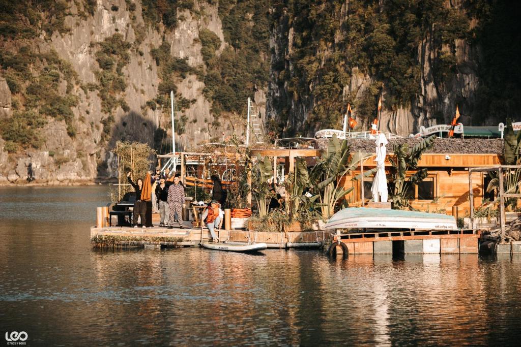 Lan Ha Floating Homestay