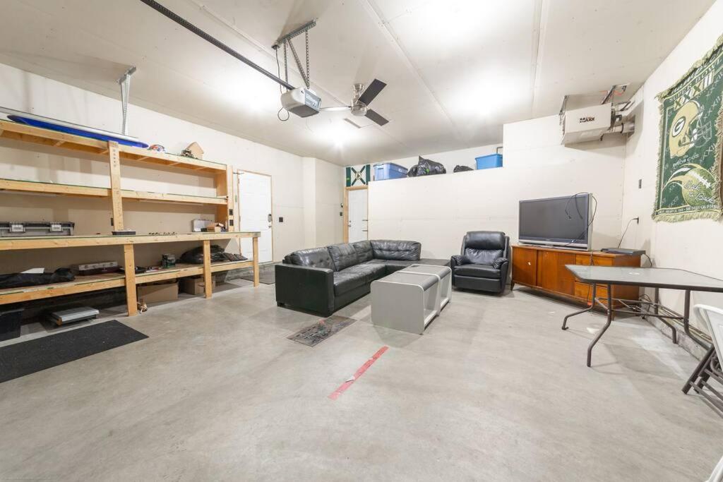 Modern House Fenced Back Yard BBQ Garage photo 1