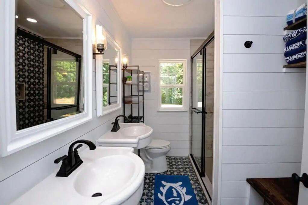 Little Blue Cottage: a wooded getaway near beaches and towns photo 4