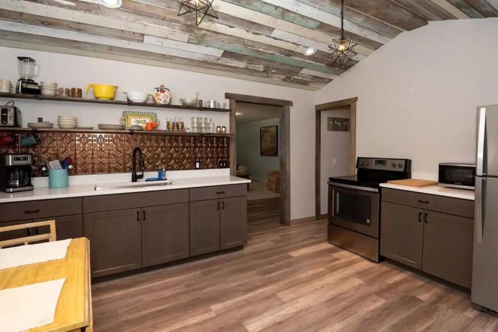 Little Blue Cottage: a wooded getaway near beaches and towns photo 3