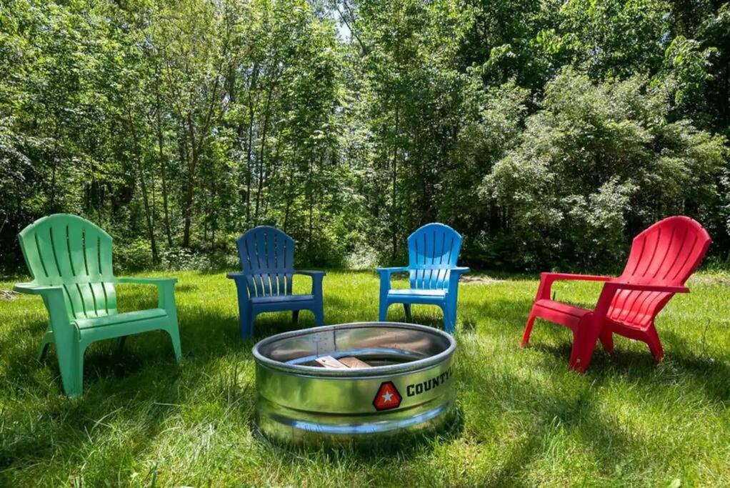 Little Blue Cottage: a wooded getaway near beaches and towns photo 2