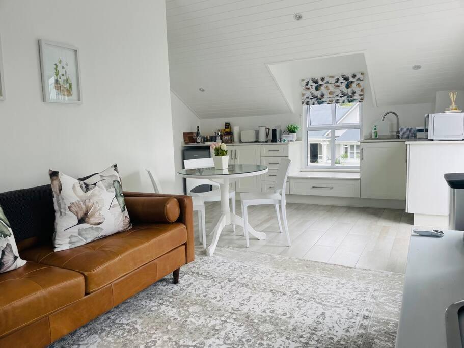 Quaint Gowrie Village Apartment photo 2