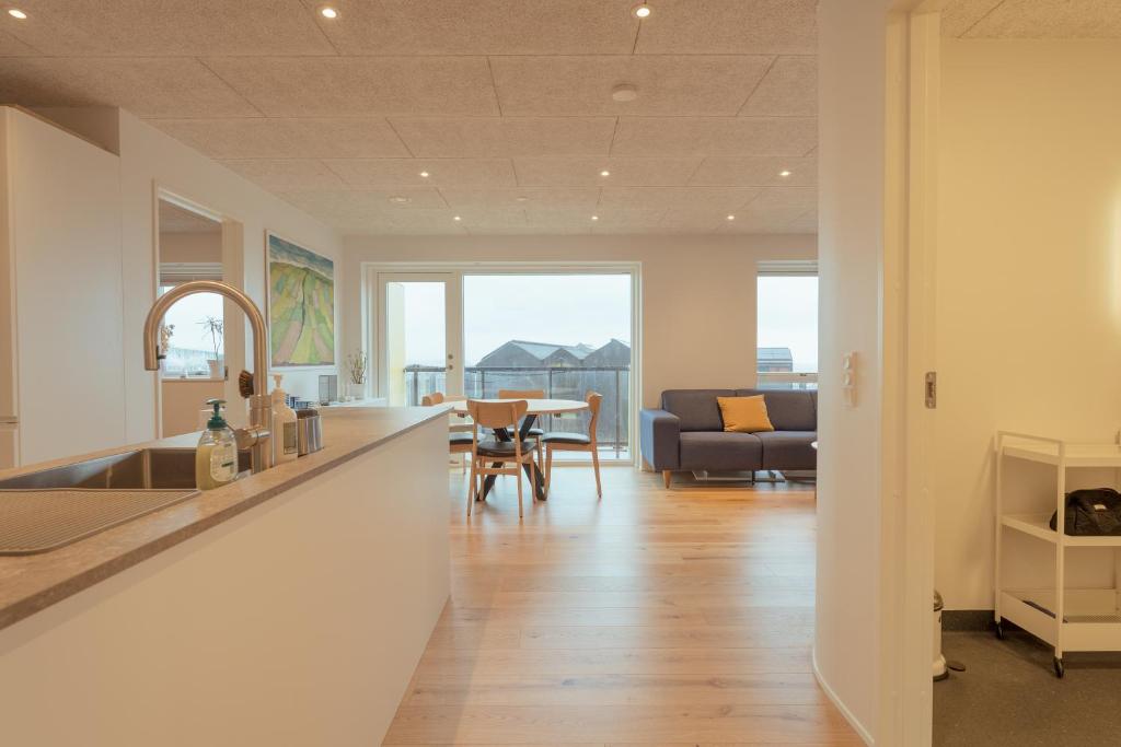 Bright 2BR apartment, great view photo 4
