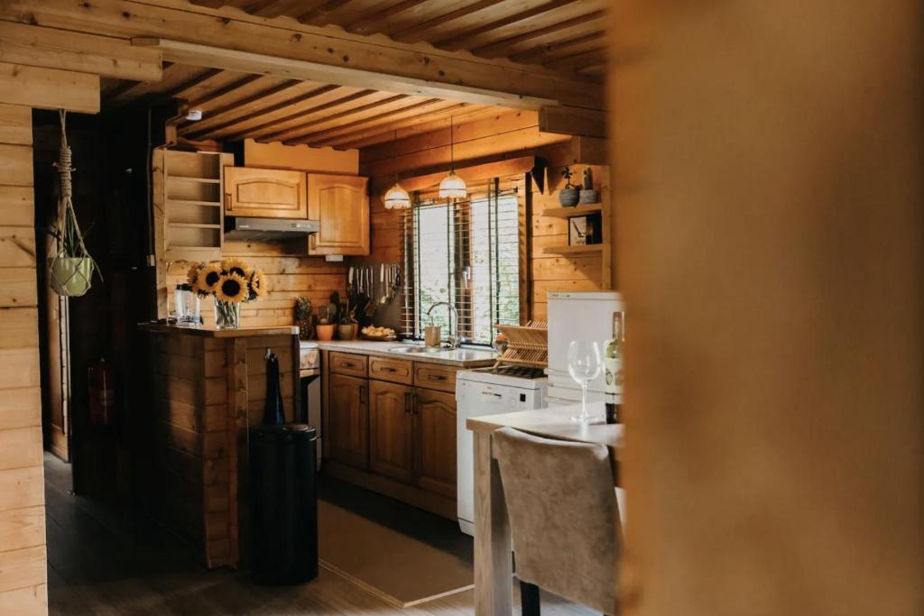 Cosy and romantic forest house photo 4