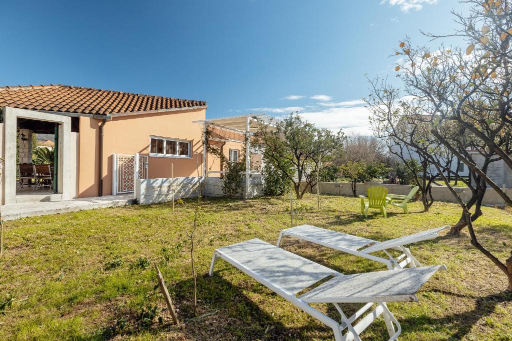 Stylish Mini-House with Garden & Beach photo 1