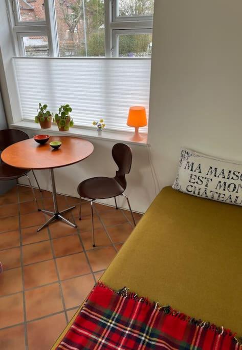 Skønne værelser med adgang til pejsestue og have photo 3