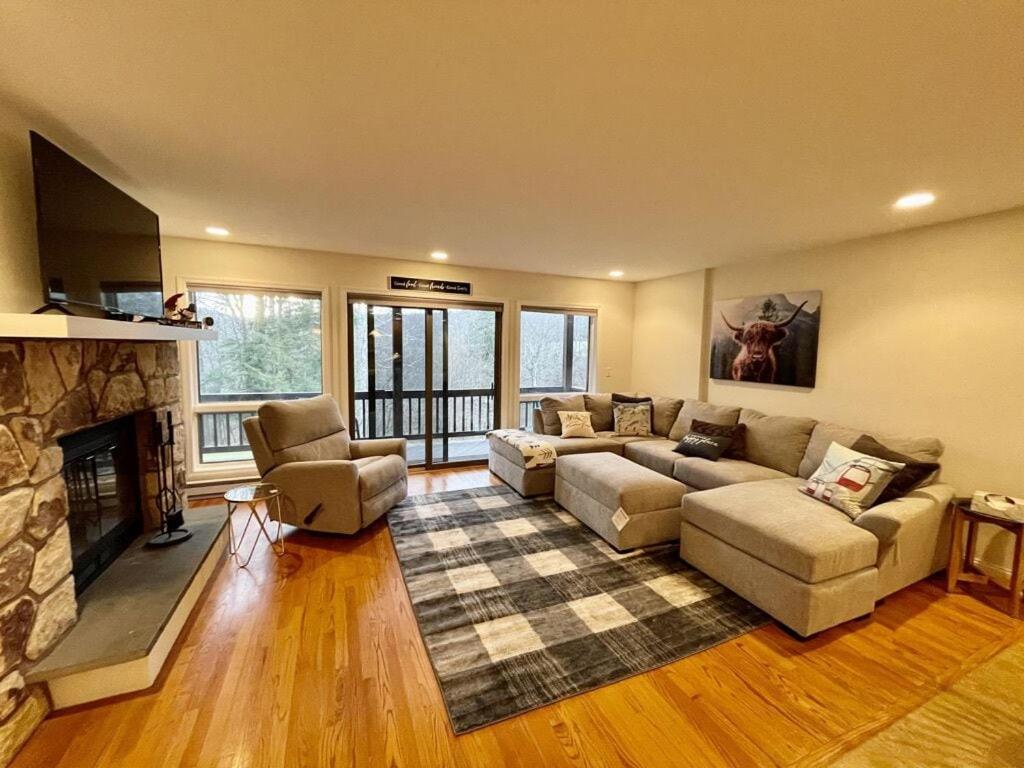 NEWLY REMODELED FOUR BEDROOM All SEASON CONDO W MOUNTAIN VIEWS image
