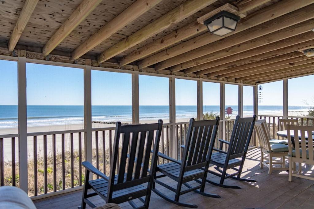 1589 E Ashley Wayward Whims Oceanfront Classic Folly Cottage photo 1