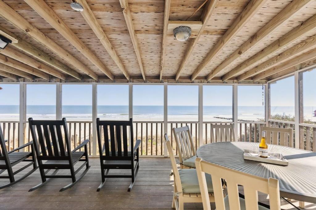 1589 E Ashley Wayward Whims Oceanfront Classic Folly Cottage photo 2