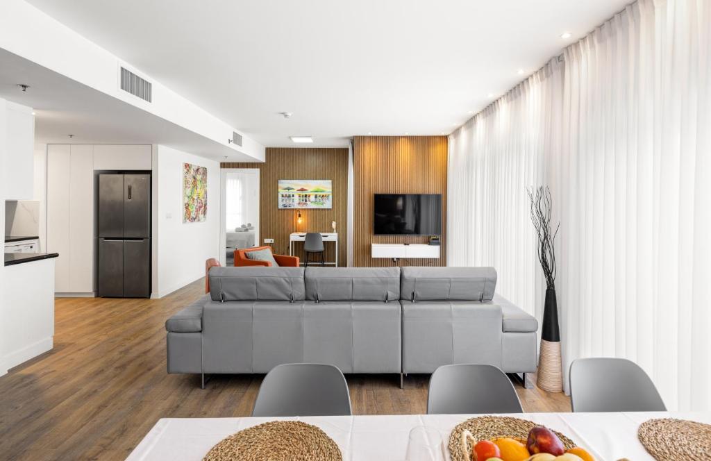 Beach Front Dream Penthouse - pool & gym & parking photo 2