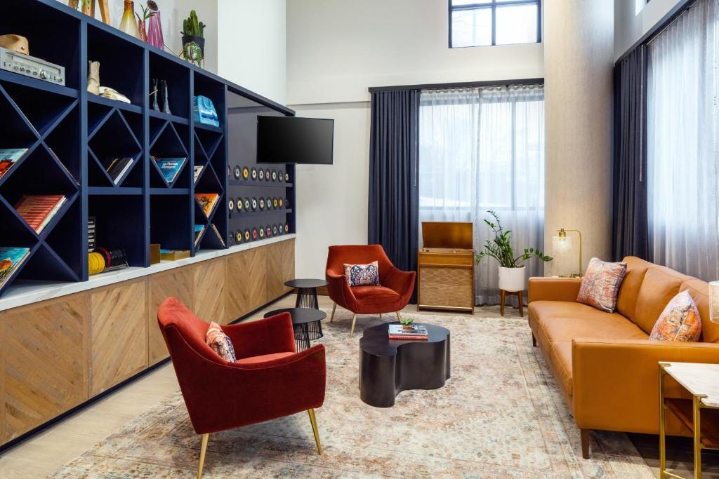 Hotel Indigo Austin Downtown, an IHG Hotel photo 3
