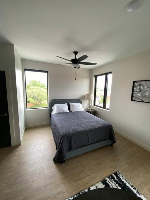 River Front Luxury Furnished Studio Downtown QC photo 2