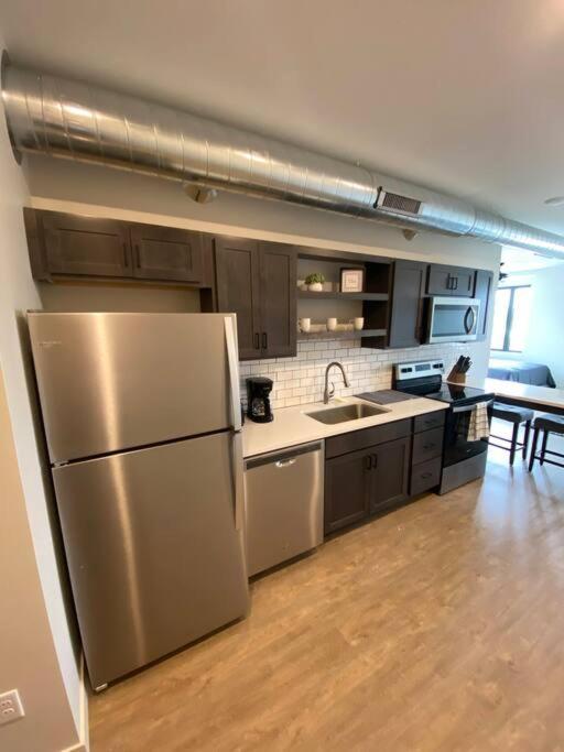 River Front Luxury Furnished Studio Downtown QC photo 3