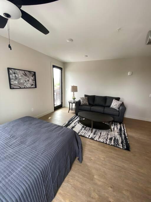 River Front Luxury Furnished Studio Downtown QC photo 4
