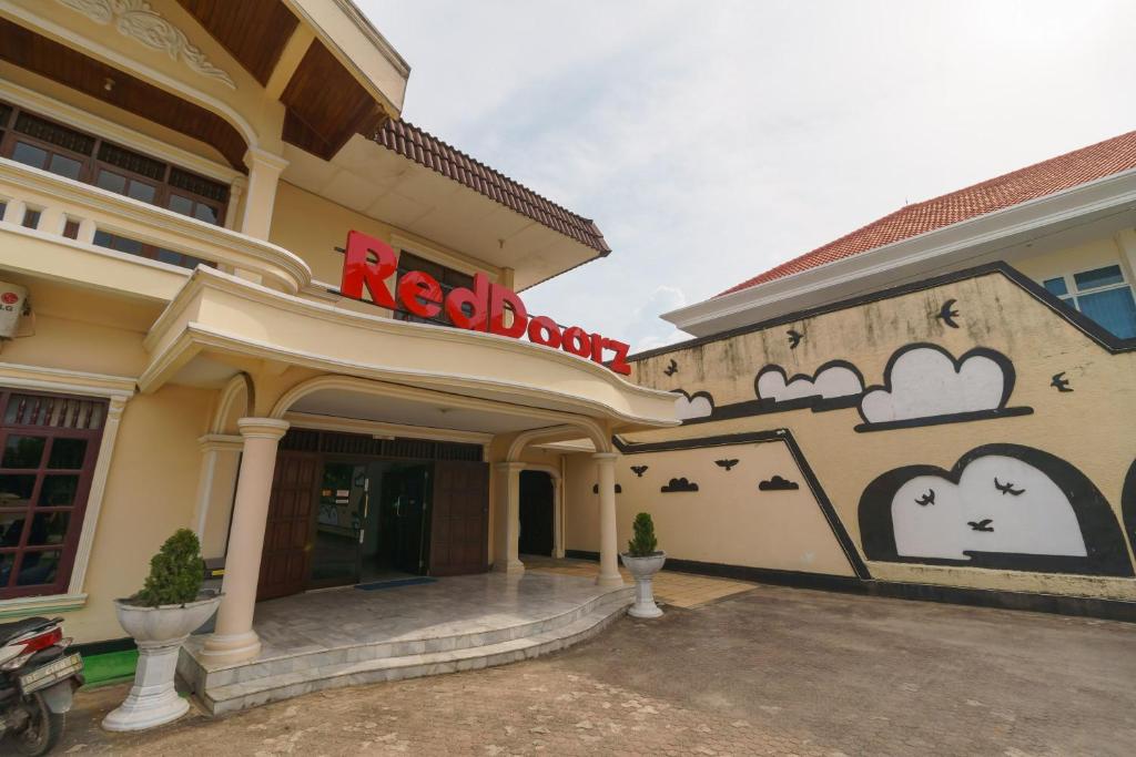 RedDoorz @ Jalan Sultan Agung Lampung - Tap to explore photos