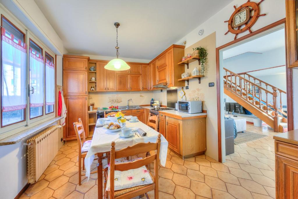 Cedar House Villa Few Minutes From Lake - Happy Rentals photo 4