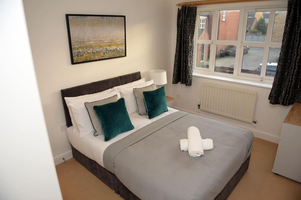 Charming 3 Bed House in Bristol - Tap to explore photos