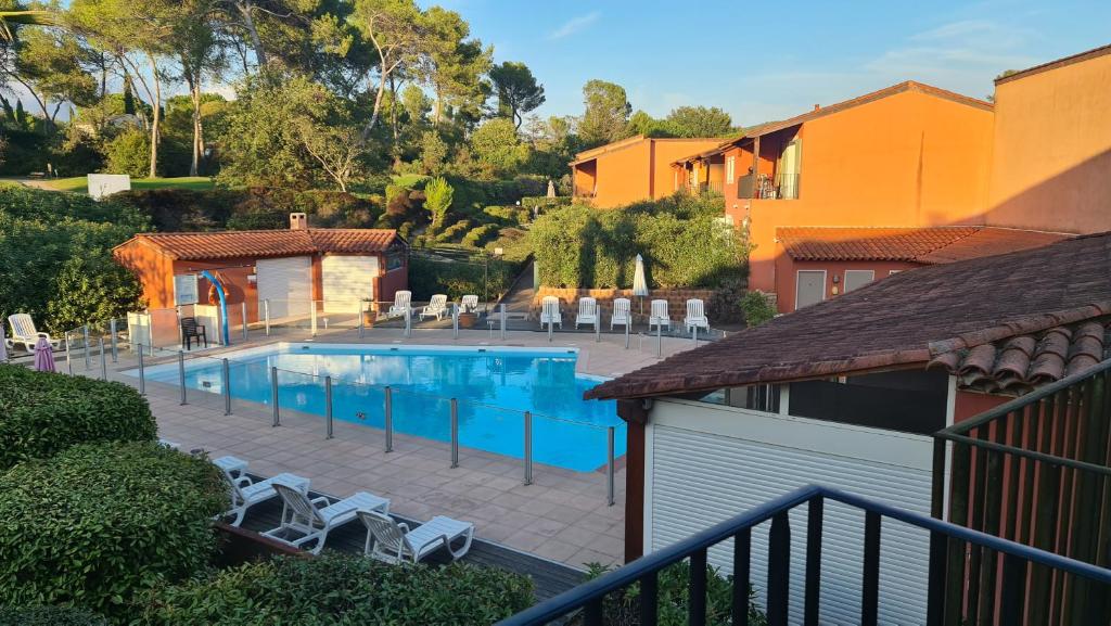 Studio meublé en face du golf côté piscine photo 2