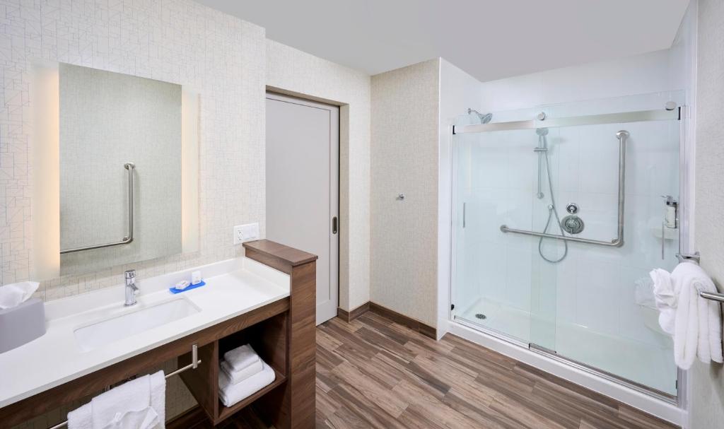 Holiday Inn Express & Suites - Brantford, an IHG Hotel photo 3