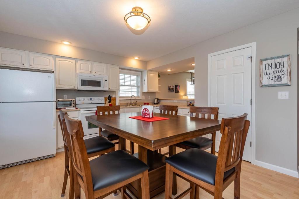 Hoosier Happiness, Too! 3 Bedroom Suites Near IU & Downtown photo 4