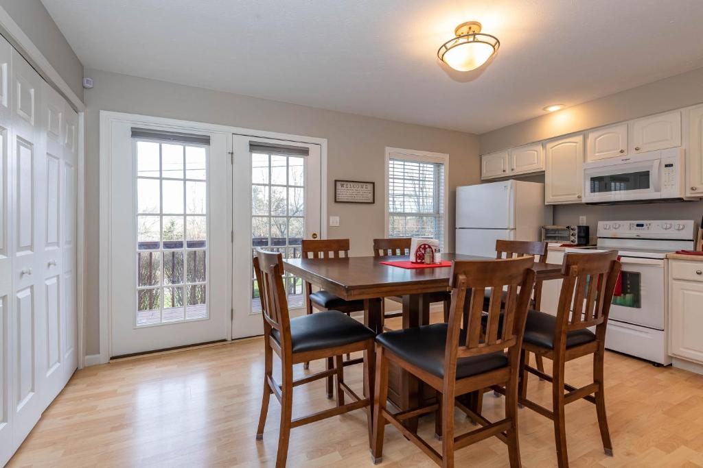 Hoosier Happiness, Too! 3 Bedroom Suites Near IU & Downtown photo 3