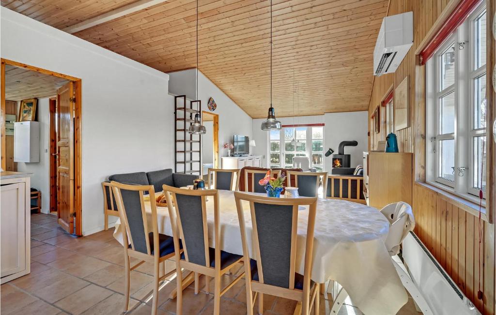 Beautiful Home In Hadsund With 2 Bedrooms And Wifi photo 1