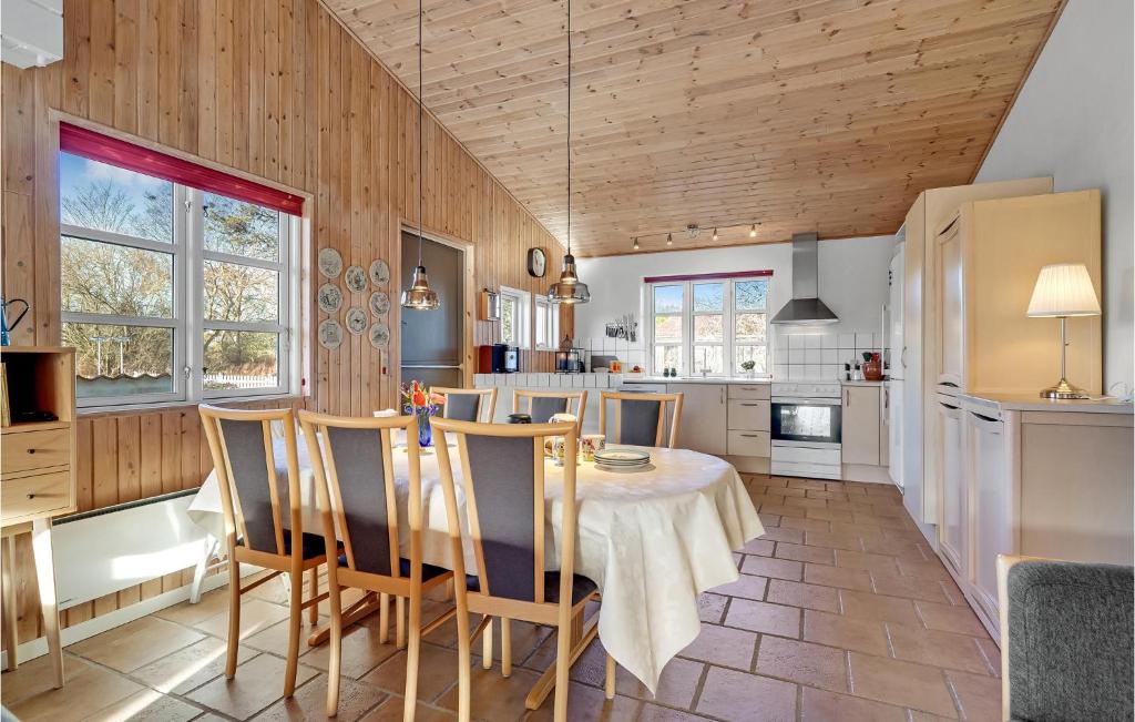Beautiful Home In Hadsund With 2 Bedrooms And Wifi photo 3