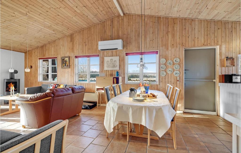 Beautiful Home In Hadsund With 2 Bedrooms And Wifi photo 4