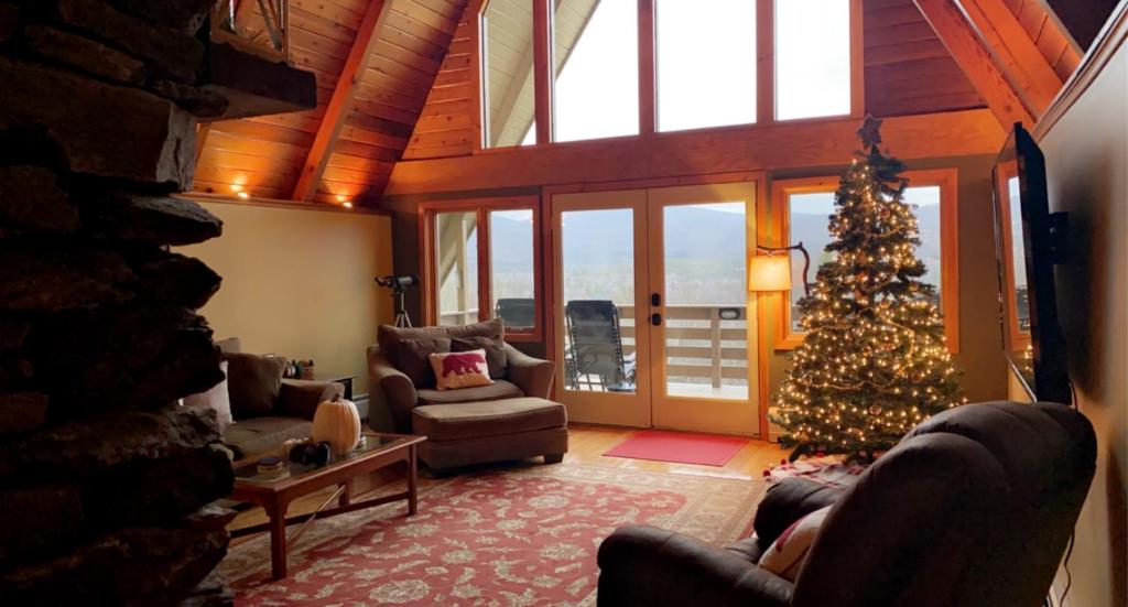 90 acre Indescribable Mountain View Getaway! Hot Tub - Pool Table - Fire Pit - Games! image