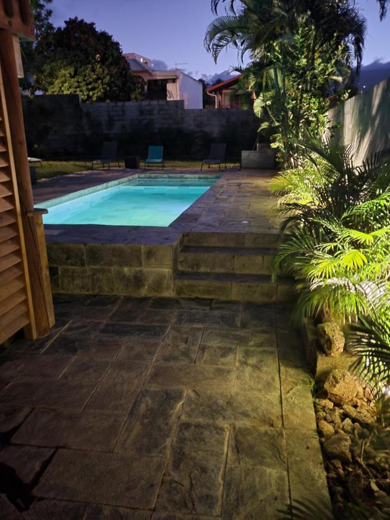 Rez-de-chaussée indépendant avec piscine photo 1