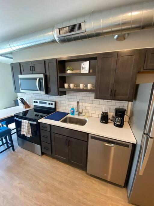 Stunning Luxury 1 bd 1 bath Apt Downtown QC photo 2