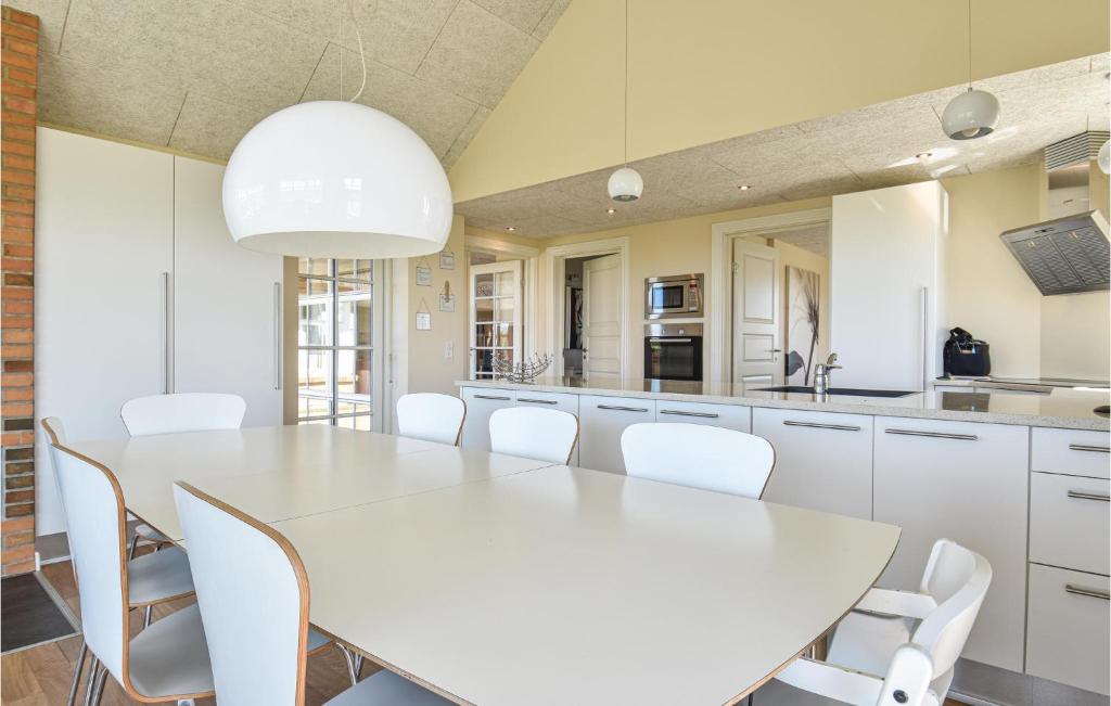 Stunning Home In Ulfborg With 4 Bedrooms, Sauna And Wifi photo 3