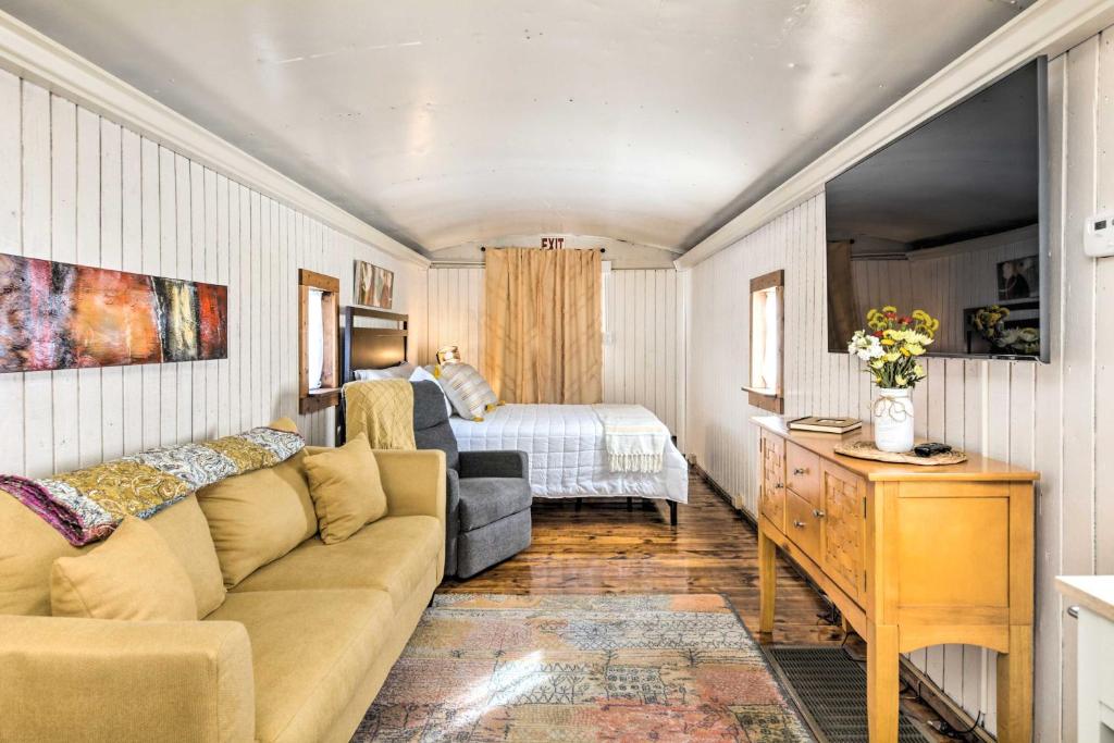 Unique Joplin Gem Converted Train Car Studio photo 2