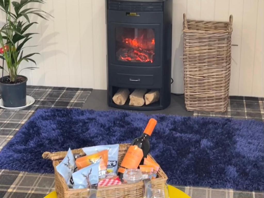 Oak Boutique Lodge includes hot tub air con & dog photo 3