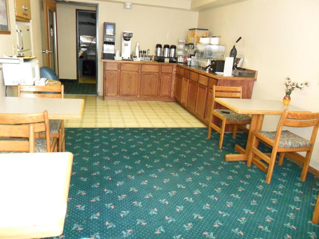 Super 8 by Wyndham Chadron NE - Tap to explore photos