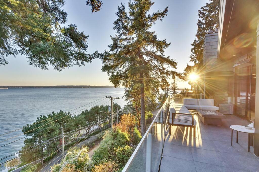 The Sunset Lane Waterfront Home photo 2