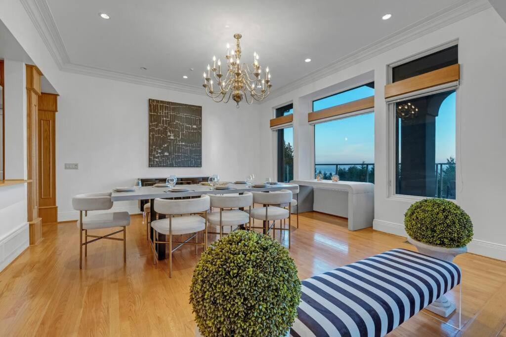 Hidden Gem in West Vancouver - Mountainside Home photo 1