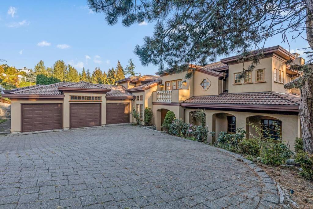 Hidden Gem in West Vancouver - Mountainside Home photo 2