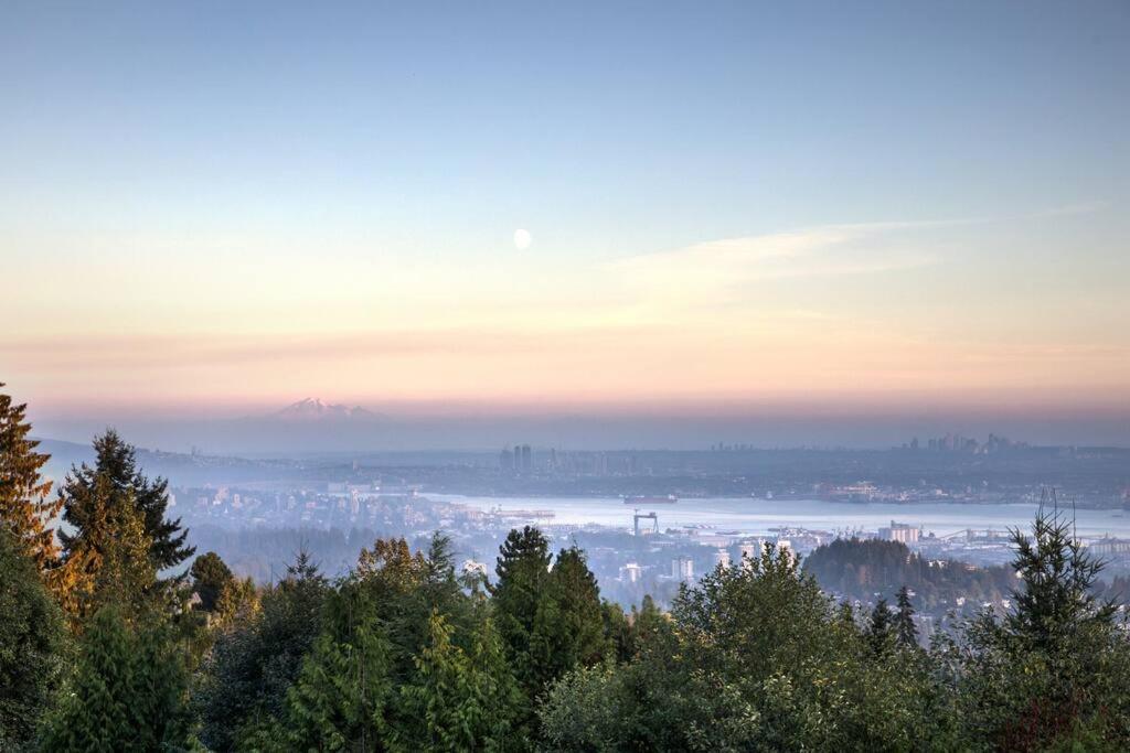 Hidden Gem in West Vancouver - Mountainside Home photo 3