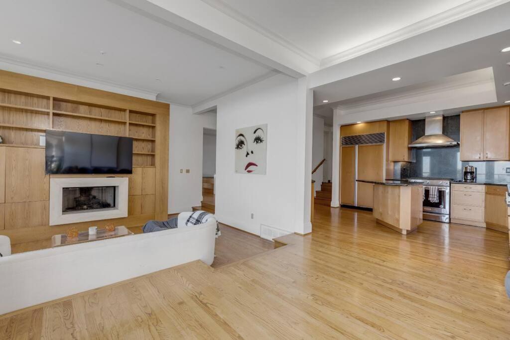 Hidden Gem in West Vancouver - Mountainside Home photo 4