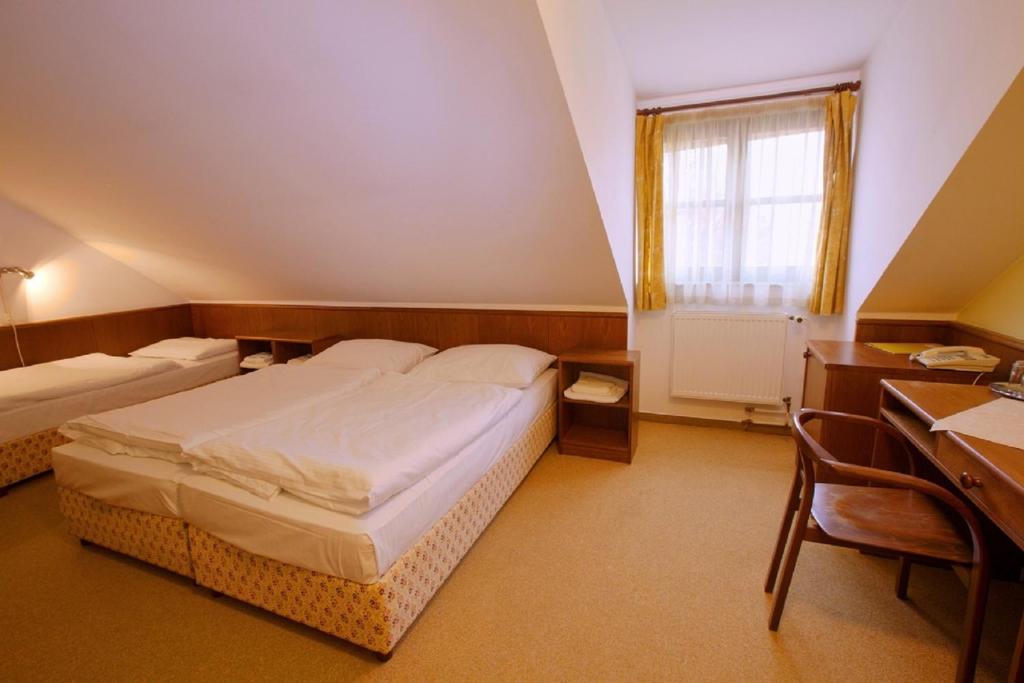 Hotel Floret Room Type - Basic Triple Room