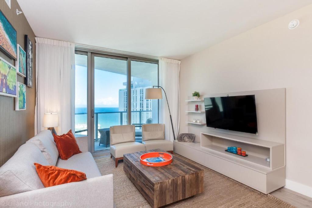 2 Bedroom on 17th floor on the beach Resort image