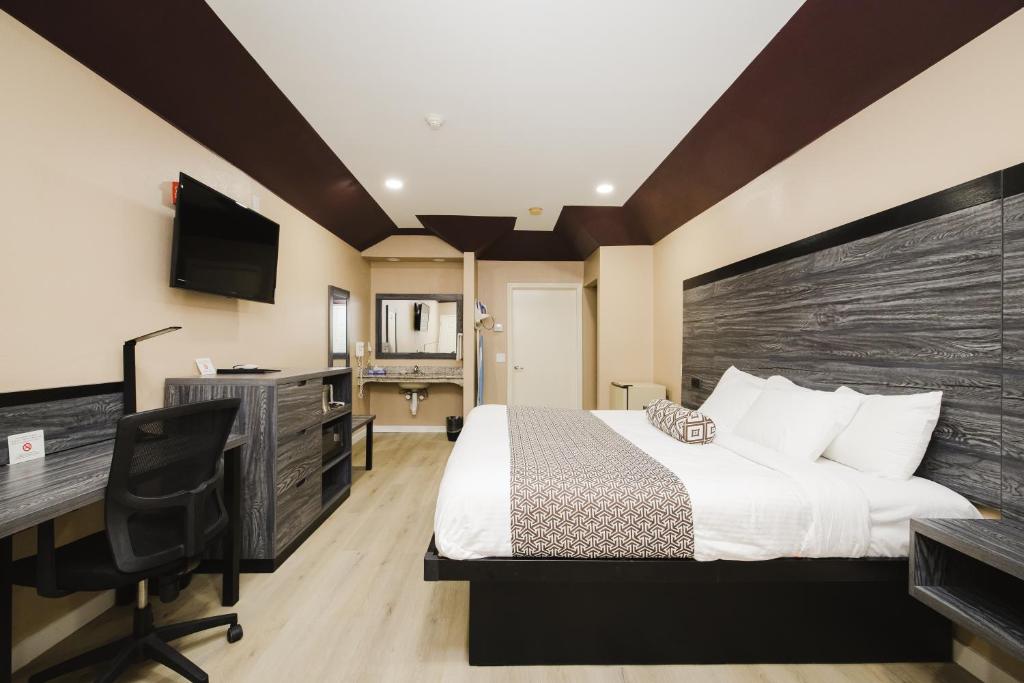 Sapphire Inn & Suites image